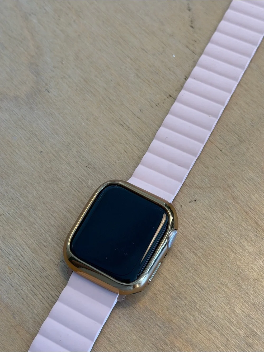 Apple Watch SE 40 mm Pink band and gold case included.